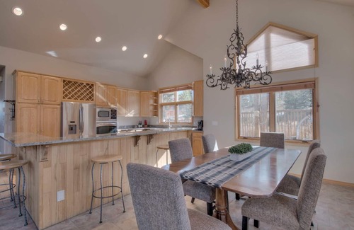 Breckenridge House | Spacious updated House w/Mountain Views , hot tub and 3 minutes to Main Street