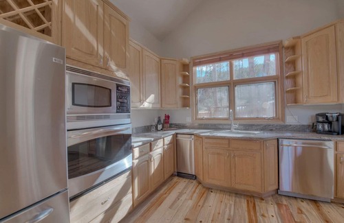Breckenridge House | Spacious updated House w/Mountain Views , hot tub and 3 minutes to Main Street