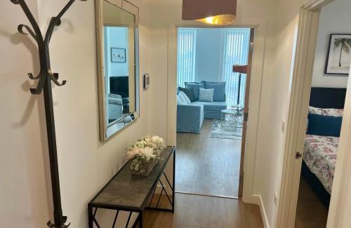 Bracknell Apartment | Spacious Urban Gem Apartment with parking