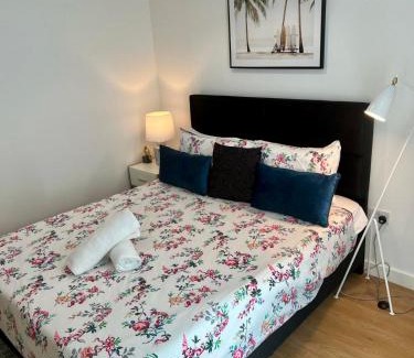 Bracknell Apartment | Spacious Urban Gem Apartment with parking