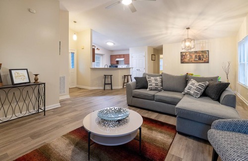 East Raleigh House | Spacious Urban Suburban Oasis Near Wake Med &Downtown.