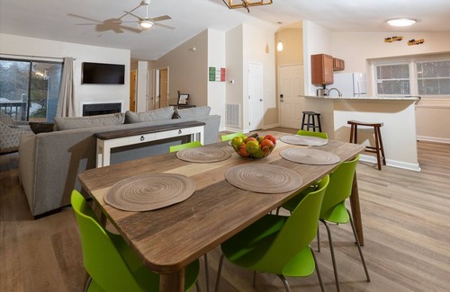 East Raleigh House | Spacious Urban Suburban Oasis Near Wake Med &Downtown.