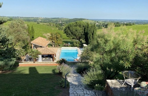 Sainte-Croix-Du-Mont Villa | Spacious Villa among vineyards