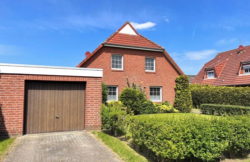 Norddeich House | Spacious vacation home close to the beach in Norddeich with garage, terrace and beach chair