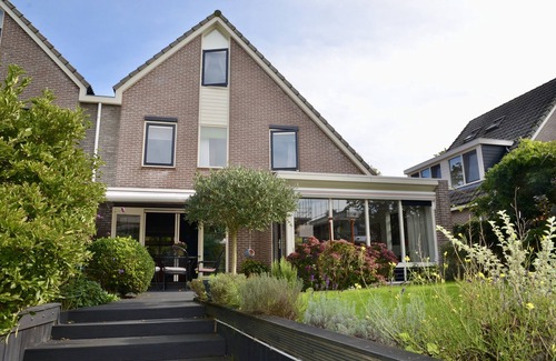 Bergen House | Spacious vacation home with a beautiful garden by the water.