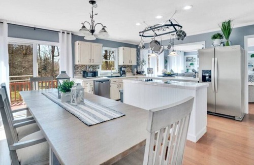 Candler House | Spacious & Vast Cozy Home 10m Down to Asheville!