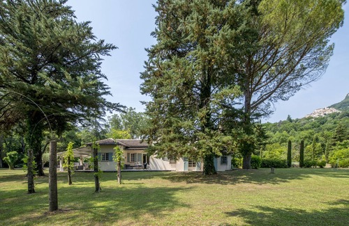 Le Bar-sur-Loup Villa | Spacious villa in Tourrettes-sur-Loup with Private Lake access