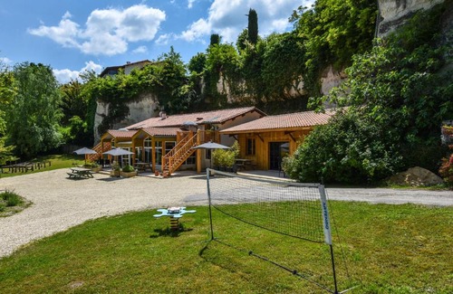 Aubeterre-sur-Dronne Villa | Spacious villa in Aubeterre-sur-Dronne with Private Garden