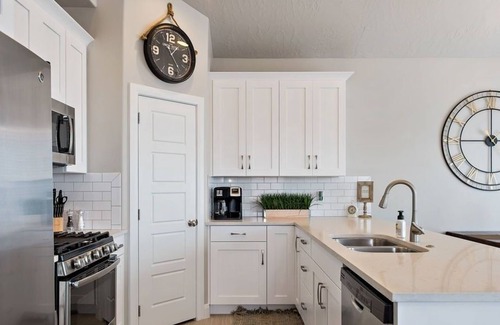 Sienna Hills House | Spacious Villa 5 minutes to Lake State park by Redawning