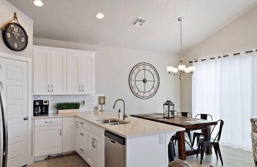 Sienna Hills House | Spacious Villa 5 minutes to Lake State park by Redawning