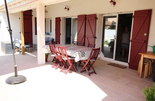 Portiragnes-Plage House | Spacious Villa for 8/9 people located in secured residence Les Marines, aico in the house, terrace
