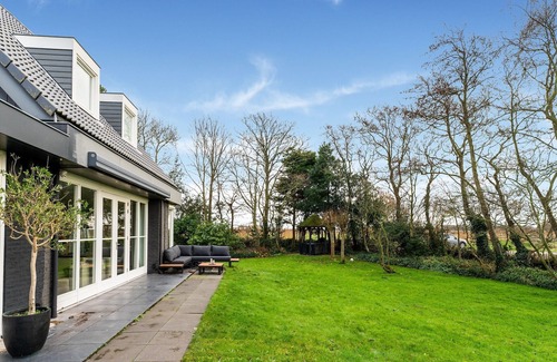 Bergen Villa | Spacious Villa in Bergen in Mountains with Garden near Sea