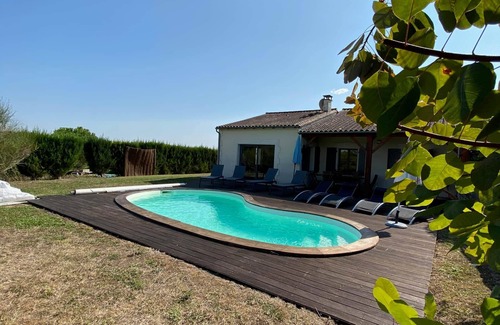 Chalais Villa | Spacious villa Le Charme with heated pool, 4 bedrooms, Airco & WiFi