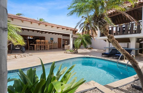 Opal House | Spacious Villa near Beaches w/Pool & Sunset Deck