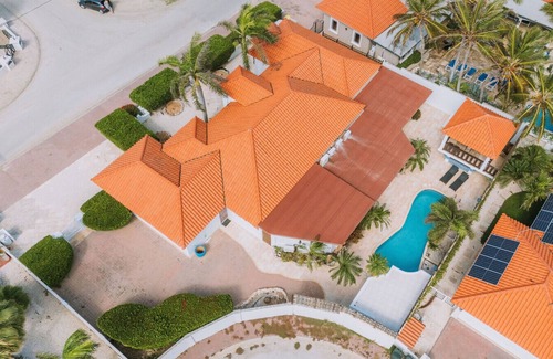 Opal House | Spacious Villa near Beaches w/Pool & Sunset Deck