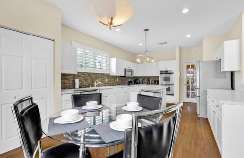 SilverLakes Villa | Spacious Villa with pool and jacuzzi