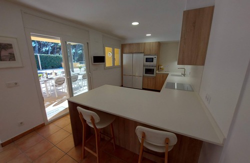 L'Escala Villa | Spacious villa with private pool, a stone's throw from the beaches of San Marti.
