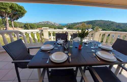 L'Escala Villa | Spacious villa with stunning sea views