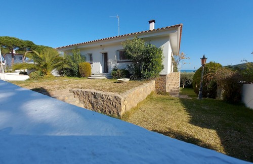 L'Escala Villa | Spacious villa with stunning sea views