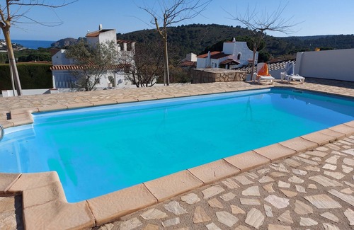 L'Escala Villa | Spacious villa with stunning sea views