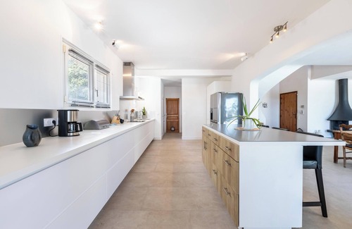 Grabels Villa | Spacious villa with swimming pool and beautiful view
