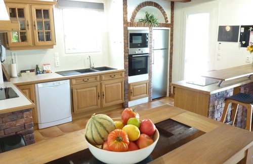 Flayosc Villa | Spacious Villla 1 hr from Nice Airport, Pool, Wifi. 5 minute walk to village