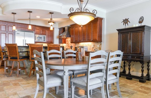 Fort Walton Beach Condo | Spacious w/beachfront balcony and upgraded electronics! 🏖️