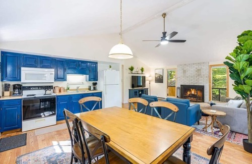 Sleepy Hollow Cabin | Spacious w/Hot Tub, Fire Pit, Deck, Grill and WiFi