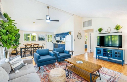 Sleepy Hollow Cabin | Spacious w/Hot Tub, Fire Pit, Deck, Grill and WiFi