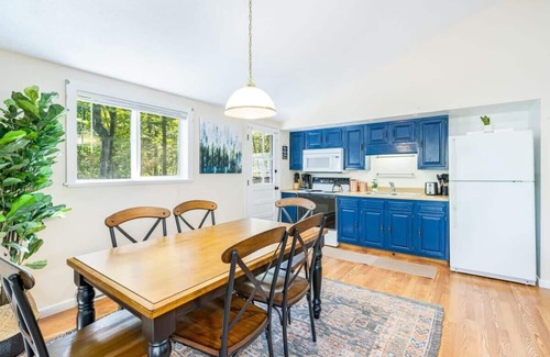 Sleepy Hollow Cabin | Spacious w/Hot Tub, Fire Pit, Deck, Grill and WiFi