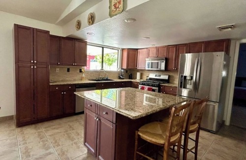 Las Vegas House | Spacious w/pool, Volleyball, & more! 12 guests