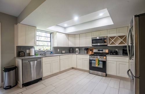 Temple Crest House | ☆Spacious Waterfront Oasis☆ Private Dock & Balcony
