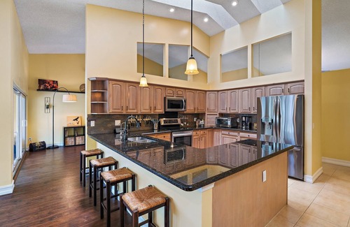 Greenview Shores House | Spacious Wellington Villa with heated pool