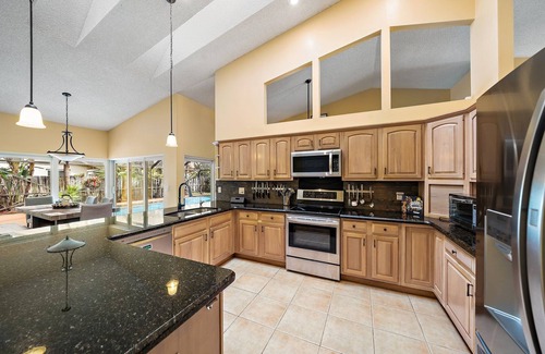Greenview Shores House | Spacious Wellington Villa with heated pool