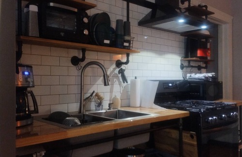 West End House | Spacious West End Atlanta studio with chefs kitchen, exotic bath, porch and WiFi