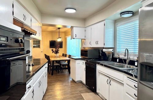 Hanford House | SpaciousHome with King Bed, Game Room & Washer/Dryer