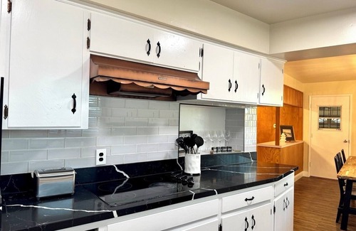 Hanford House | SpaciousHome with King Bed, Game Room & Washer/Dryer