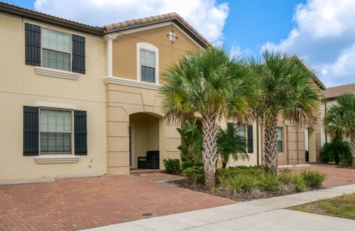 Four Corners House | SpaciousTownhome 5 min to Disney Private Pool-BBQ