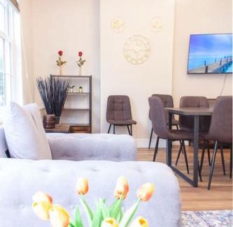 Woolwich Riverside Apartment | Spacy 3 BR Woolwich apartment