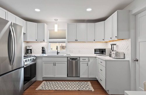 Lake Geneva House | Spare Time Retreat | Renovated | Walk to Town| Next to Bowling Alley|Parking|Fire Table|Grill