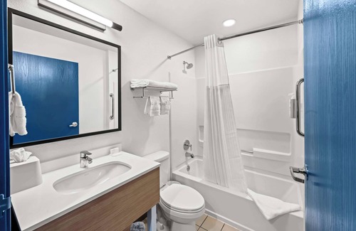 Sterling Hotel | Spark by Hilton Sterling Dulles Airport