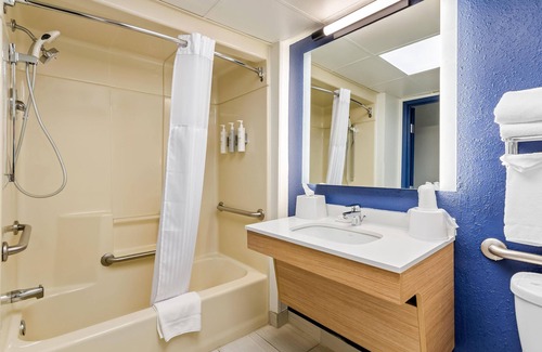 Wytheville Hotel | Spark by Hilton Wytheville East Main Street