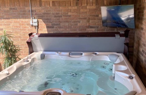 Lubbock House | Spark Getaways: The Golden Lotus Spa, Sauna, EV Charging