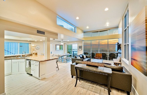 Central Mission Beach Condo | Sparkling 5BD Oceanfront Mission Beach Home! Huge Rooftop Deck, Steps to the Ocean, Parking; Great for Multigenerational families!