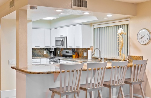 Central Mission Beach Condo | Sparkling 5BD Oceanfront Mission Beach Home! Huge Rooftop Deck, Steps to the Ocean, Parking; Great for Multigenerational families!