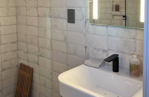 West End House | Sparkling Clean, Chemical-Free Commencement Bay Cottage
