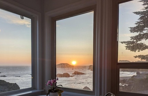 Brookings Apartment | Sparkling Clean, Private & Quiet! Amazing Ocean Views [4]