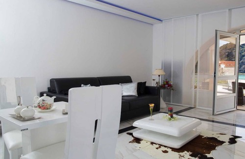 Prijevor Villa | Sparkling Waters Villa near The Old Town