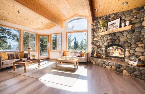 Truckee House | Sparrow by AvantStay Modern Mountain Retreat w Hot Tub Pool Table Games