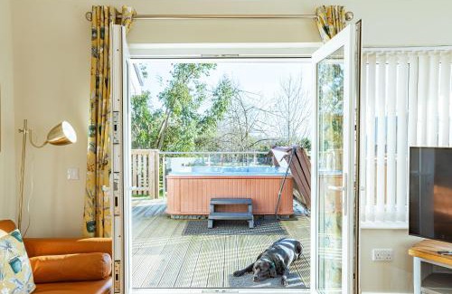 Newton Stewart Apartment | Sparrowhawk Cottage with Hot Tub